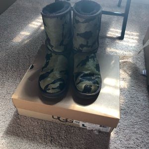 Ugg boots Rowland size 6